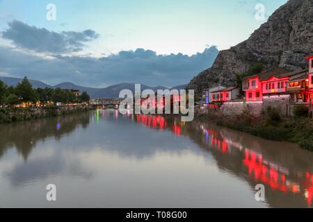 Amasya, Turkey-May 27, 2016 eine größere Stadt im Osmanischen Reich und in die alten Häuser, die Surround herrliche Nacht Blick auf Yeşilırmak Stockfoto