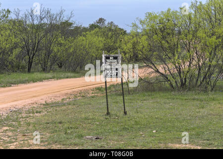 Kein Hausfriedensbruch, Privateigentum, Keep Out Schild in ländlicher Gegend Texas USA Stockfoto