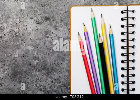 Mehrere Bleistifte auf Notepad mit Kopie Raum, Ansicht von oben Stockfoto