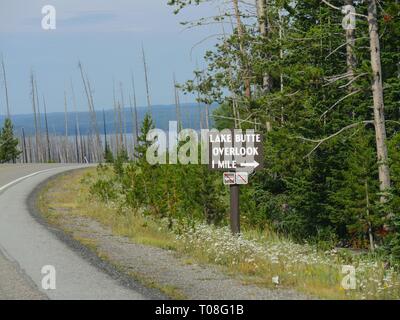 Straßenschild mit Wegweiser zum Lake Butte Overlook am Yellowstone National Park. Stockfoto