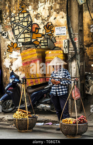 Verkauf von Gemüse auf der Straße in Hanoi. Stockfoto