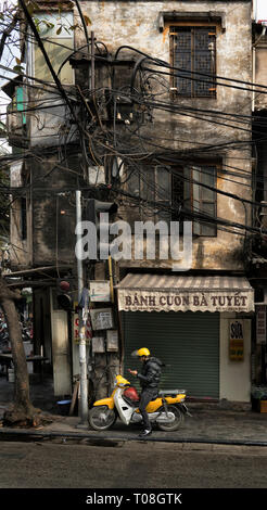 Die alte Banh Cuon Shop mit Motorradfahrer waitin. Stockfoto