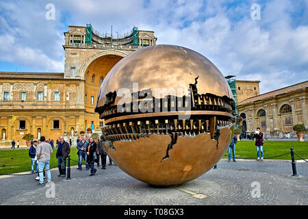 Die Kugel innerhalb der Sphäre, die auch als Sfera con Sfera bekannt ist, ist eine Reihe von Skulpturen vom italienischen Bildhauer Arnaldo Pomodoro Stockfoto