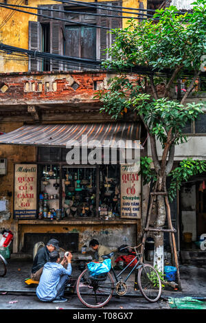 Hanoi Street Szene außerhalb einer elektrischen Shop Stockfoto