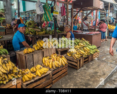 Iquitos, Peru - 06 Dezember, 2018: Markt mit verschiedenen Arten von Fleisch, Fisch und Obst. Belen Markt. Lateinamerika. Belén Mercado. Stockfoto