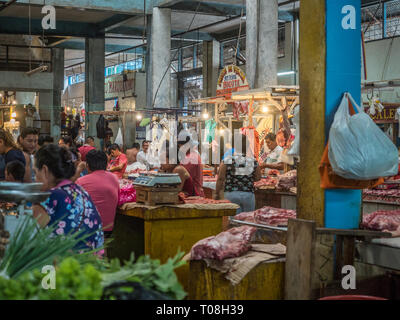 Iquitos, Peru - 06 Dezember, 2018: Die verschiedenen Arten von Fleisch am Belen Markt. Lateinamerika. Belén Mercado. Stockfoto