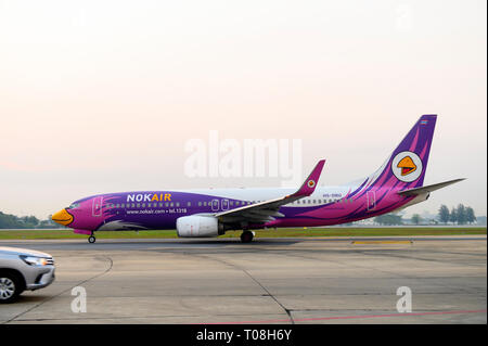 Boeing 737-800 Flugzeug der Nok Air das Rollen auf die Piste von Don Muang Airport Stockfoto