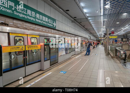 Taipei, Taiwan - Februar 2019: Taipei MRT Station Plattform. Taipei Metro, ist ein U-Bahn System in Taipei. Stockfoto