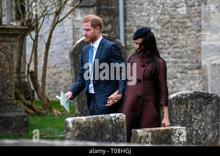 Harry und Meghan, Herzog und die Herzogin von Sussex verlassen die Taufe von Zara und Mike Tindall das 2. Kind Lena in der St. Nikolaus Kirche in Gloucestershire. Stockfoto