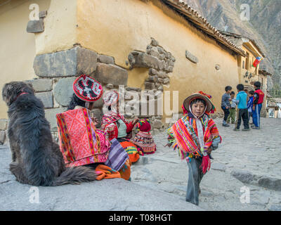 Ollantaytambo, Peru - 20. Mai 2016: Kinder in bunten, folkloristische Kostüme auf dem Markt von Pisac Stockfoto