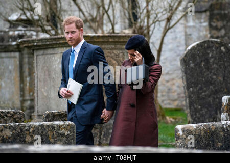 Harry und Meghan, Herzog und die Herzogin von Sussex verlassen die Taufe von Zara und Mike Tindall das 2. Kind Lena in der St. Nikolaus Kirche in Gloucestershire. Stockfoto