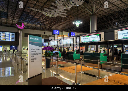 Taipei, Taiwan - Februar 2019: Eva Air Check-in-Schalter im internationalen Flughafen Taipei Taoyuan. Eva Air ist eine der größten Fluggesellschaften der Welt Stockfoto