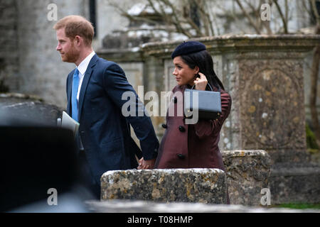 Harry und Meghan, Herzog und die Herzogin von Sussex verlassen die Taufe von Zara und Mike Tindall das 2. Kind Lena in der St. Nikolaus Kirche in Gloucestershire. Stockfoto