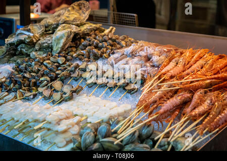 Garnelen, Austern, Jakobsmuscheln, Schalentieren und frischen Fisch und Meeresfrüchte in der Straße essen in asiatische Nacht Marktstand Stockfoto