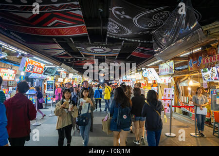 Hualien, Taiwan - März 2019: Menschen wandern in der Nacht Markt in Hualien City, Taiwan. Dieser Ort ist beliebt bei Einheimischen und Touristen. Stockfoto