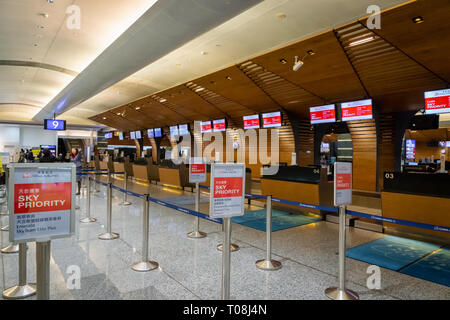 Taipei, Taiwan - Februar 2019: China Airlines Check-in-Schalter im internationalen Flughafen Taipei Taoyuan. Stockfoto