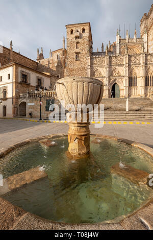 Der Blick auf die königliche Kloster von Guadalupe mit dem Brunnen des Platzes im Vordergrund, Caceres, Extremadura, Spanien Stockfoto