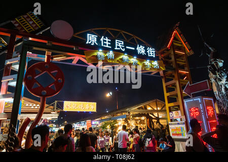 Hualien, Taiwan - März 2019: Menschen wandern in der Nacht Markt in Hualien City, Taiwan. Dieser Ort ist beliebt bei Einheimischen und Touristen. Stockfoto