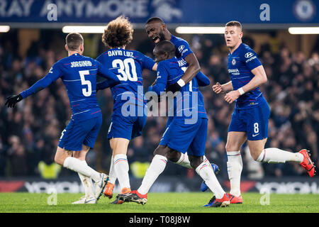 LONDON, ENGLAND - Januar 24: N'Golo Kanté von Chelsea feiern Sie mit er Teamkollegen David Luiz, Jorginho, Ross Barkley und Antonio Rüdiger nach dem Scoring 1. Ziel der Carabao Cup Halbfinale Rückspiel Spiel zwischen Chelsea und Tottenham Hotspur an der Stamford Bridge am 24. Januar 2019 in London, England. (Foto von Sebastian Frej/MB Medien) Stockfoto