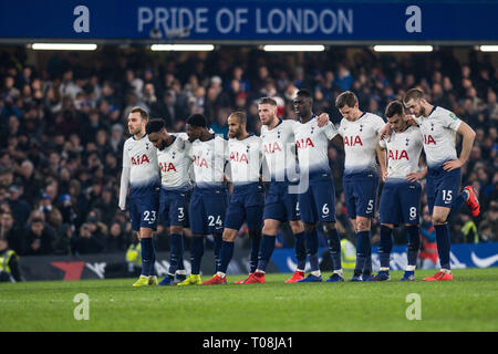 LONDON, ENGLAND - Januar 24: Christian Eriksen, Danny Rose, Eric Dier, Harry Winks, Serge Aurier, Toby Alderweireld, Jan Vertonghen während der carabao Cup Halbfinale Rückspiel Spiel zwischen Chelsea und Tottenham Hotspur an der Stamford Bridge am 24. Januar 2019 in London, England. (Foto von Sebastian Frej/MB Medien) Stockfoto