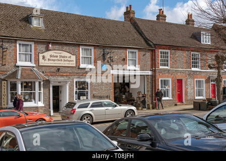 Newbury, Berkshire, England, UK. März 2019. Berühmte antiquitätenladen an der High Street in dieser Stadt für das Geschäft von Antiquitäten bekannt Stockfoto