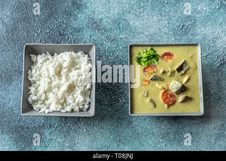 Rote Thai Chicken curry mit Reis Stockfoto