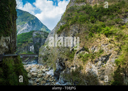 Taroko Nationalpark Canyon Landschaft in Hualien, Taiwan. Natürliche Canyon und Blick auf den Fluss von Schlucken Grotte (Yanzikou) Wanderweg. Stockfoto