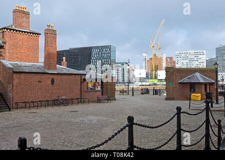 Moderne Büros und Wohnungen auf Mann Insel und Liverpool One von Mermaid Innenhof in der Royal Albert Dock. Stockfoto