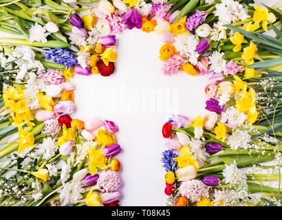 Blumen und Ostern abstrakte Konzept auf einem weißen Hintergrund. Kopieren Sie Platz. Stockfoto