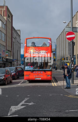 Ein Liverpool City Sehenswürdigkeiten roten, oben offenen Touristenbus Leute, die auf einer Tour von Liverpool UK Stockfoto