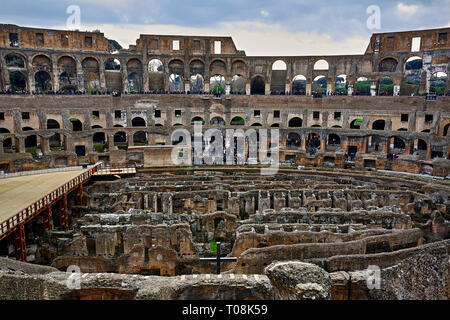 Das Kolosseum oder Coliseum, auch als das flavische Amphitheater bekannt, ist eine ovale Amphitheater im Zentrum der Stadt Rom, Italien. Gebaut von traverti Stockfoto