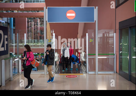 23.12.2017, Osaka, Kansai, Japan - Passagiere auf einer Rolltreppe in Kansai International Airport. 0 SL 171223 D 069 CAROEX.JPG [MODEL RELEASE: NEIN PROPERTY RE Stockfoto