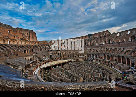 Das Kolosseum oder Coliseum, auch als das flavische Amphitheater bekannt, ist eine ovale Amphitheater im Zentrum der Stadt Rom, Italien. Gebaut von traverti Stockfoto