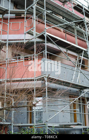 Gebäude im Umbau. Wand Isolierung. metall Strukturen für Reparatur- und Bauarbeiten Stockfoto