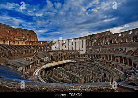 Das Kolosseum oder Coliseum, auch als das flavische Amphitheater bekannt, ist eine ovale Amphitheater im Zentrum der Stadt Rom, Italien. Gebaut von traverti Stockfoto