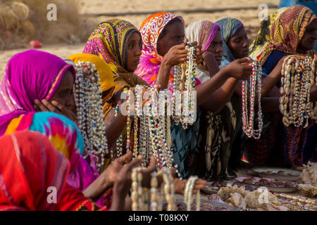 Frauen, Verkauf, Halsketten, Dahlak-Inseln, Eritrea Stockfoto