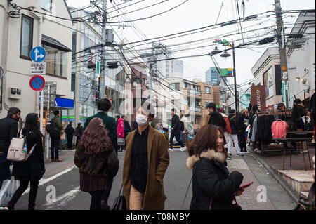 31.12.2017, Tokyo, Kanto, Japan - Fußgänger Spaziergang entlang einer Straße im Stadtteil Shibuya. 0 SL 171231 D 065 CAROEX.JPG [MODEL RELEASE: NEIN PROPERTY RELEASE: Stockfoto