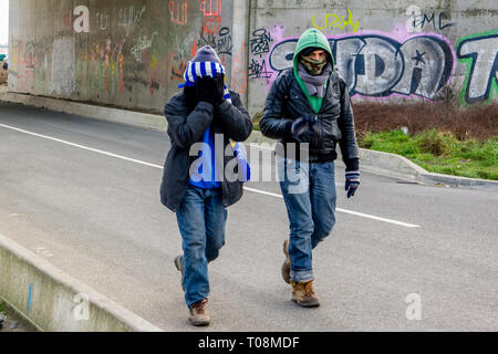 Migranten Migranten nähern Calais Dschungel Camp - einem für ihr Gesicht. Am 11. Februar 2016 einige Wochen vor dem Camp, die von den Behörden abgebaut und anschließend durch Feuer zerstört fotografiert. Die Fotos wurden am Morgen (0900 bis 1020 Uhr Ortszeit - Datei Zeiten sind GMT), wenn durchgangsstraßen des Lagers waren relativ ruhig. Copyright © Ian Wray Stockfoto