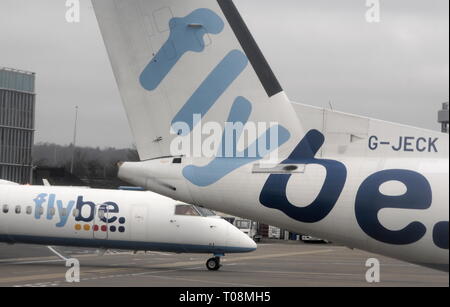 AJAXNETPHOTO. EASTLEIGH, Großbritannien. - FLYBE LOGO AUF REGIONALEN PASSAGIERFLUGZEUGEN geparkt und das Ankommen in Eastleigh Airport. Foto: Jonathan Eastland/AJAX REF: D 122902 1753 Stockfoto