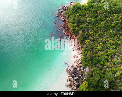 Felsen, Palmen, den Strand und den Indischen Ozean auf der Insel Praslin, genauer gesagt an der Anse Lazio. Stockfoto
