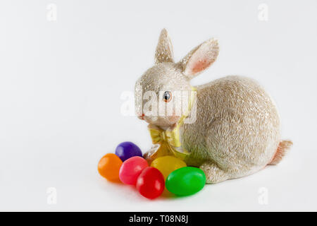 Nahaufnahme von Osterhase Figur mit Jelly Beans auf weißem Hintergrund. Kopieren Sie Platz. Stockfoto