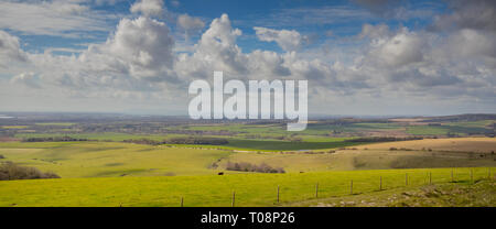 Landschaft Blick in Richtung Chichester Harbour von Trundle (St Roche's Hill) in den South Downs National Park in der Nähe von Chichester, West Sussex, Großbritannien Stockfoto