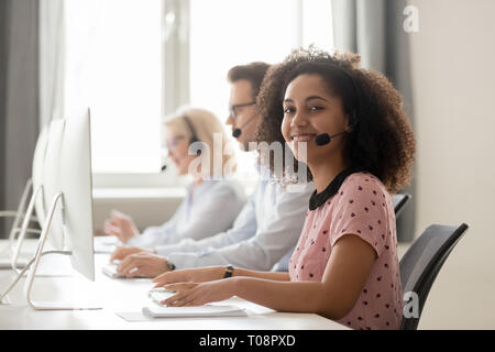 Happy african Call Center Betreiber das Headset an Kamera suchen Stockfoto