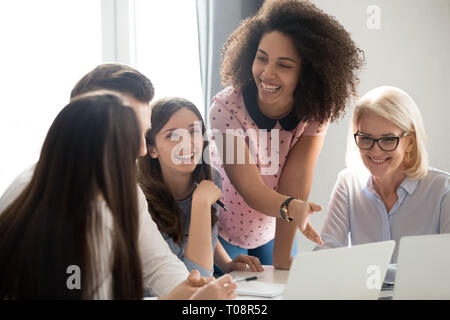Positiv freundlich Team Mitarbeiter sprechen bei Firma treffen Lachen Stockfoto