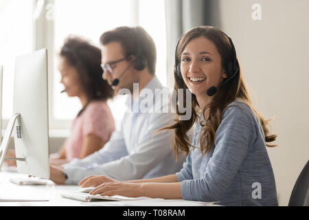 Happy Geschäftsfrau call Center Agent im Kamera am Arbeitsplatz suchen Stockfoto