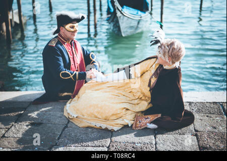 Paar romantische Karneval Masken in Venedig in der Nähe der Lagune Stockfoto