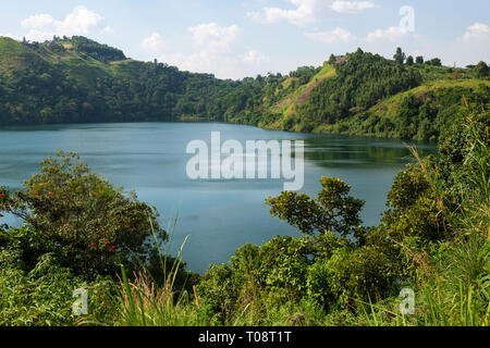 Blick auf Nyinabulitwa Crater Lake in der Nähe von kibale Forest National Park, South West Uganda, Ostafrika entfernt Stockfoto