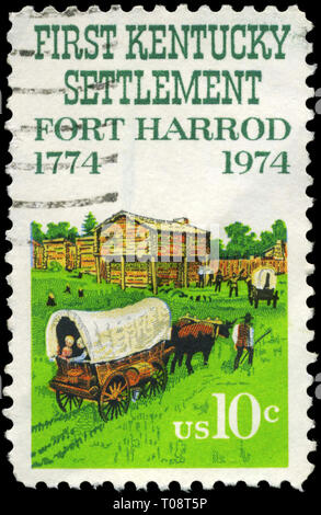 USA - ca. 1974: einen Stempel in den USA gedruckten zeigt Ochsenkarren und Fort Harrod's, Kentucky Siedlung, ca. 1974 Stockfoto