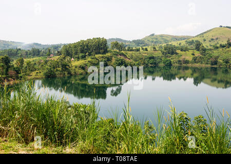 Blick auf Nyinabulitwa Kratersee aus Krater Safari Lodge in der Nähe von kibale Forest National Park, South West Uganda, Ostafrika entfernt Stockfoto