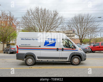 Neue moderne US Postal Service Delivery van oder mail Truck auf einer Straße der Stadt, die Lieferungen in der Innenstadt von Montgomery Alabama, USA geparkt. Stockfoto